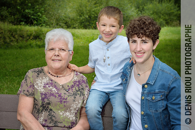 Portrait de famille en extérieur